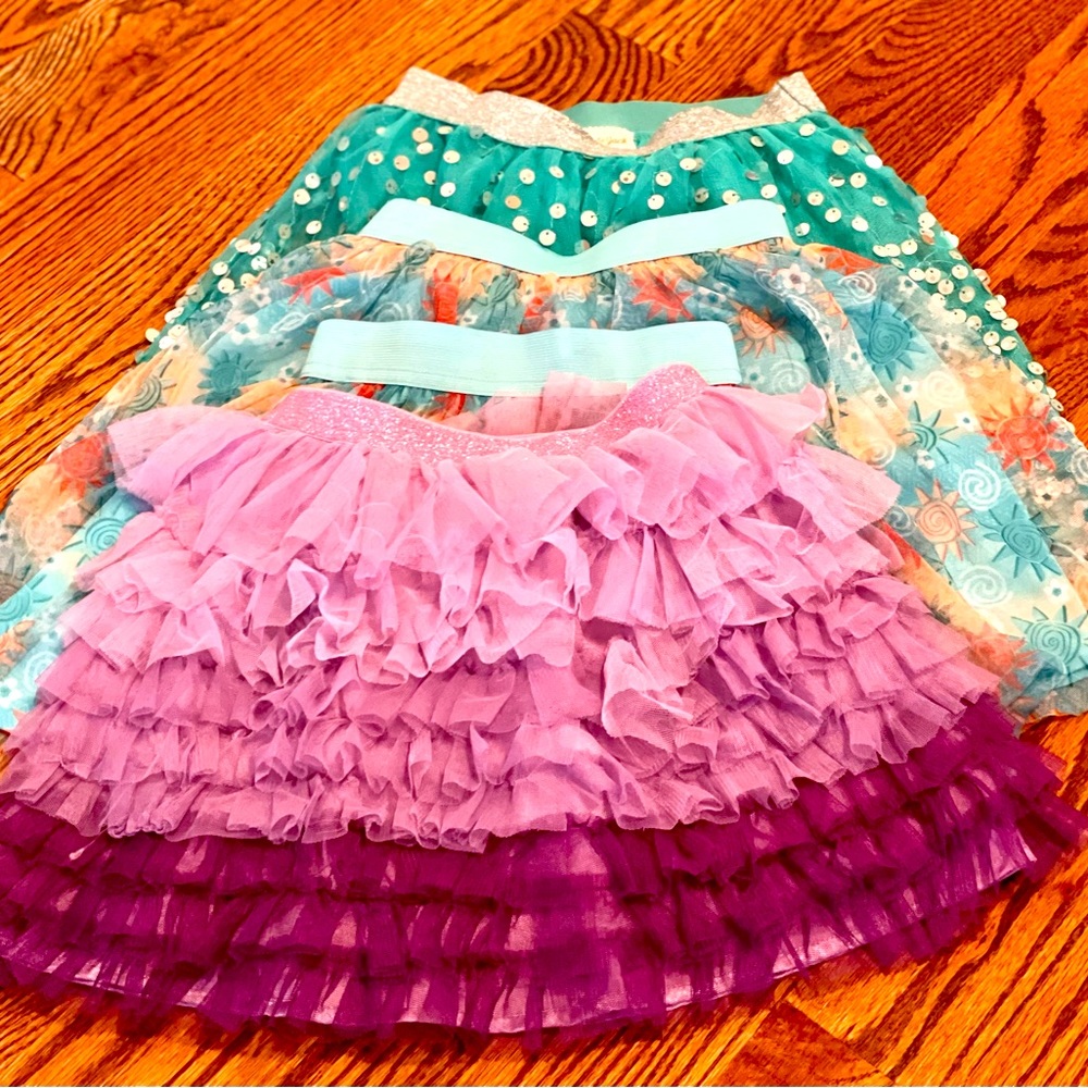 SET OF 4 girls’ fancy skirts. Sizes 5-7. Perfect condition.